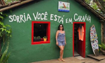 Foto em frente a casinha de Caraíva